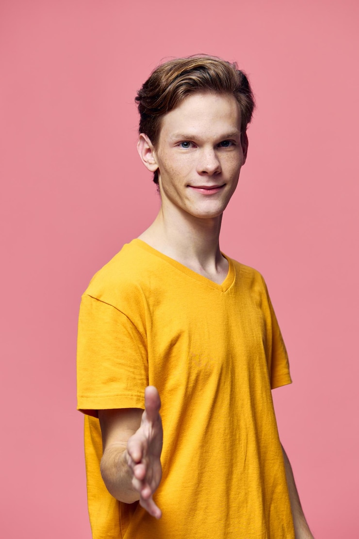 Zdjęcie portret młodej kobiety stojącej na żółtym tle