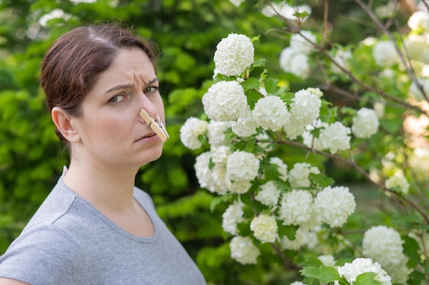 Zdjęcie portret młodej kobiety stojącej pośród kwiatów