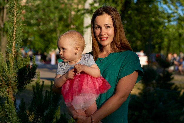 Zdjęcie portret młodej kobiety stojącej przy drzewach