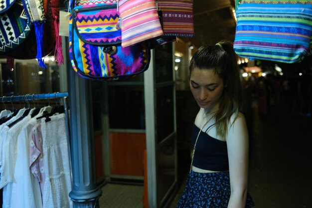Zdjęcie portret młodej kobiety stojącej w sklepie