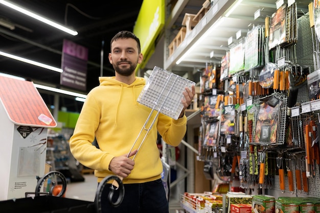 Portret młodej kobiety stojącej w sklepie