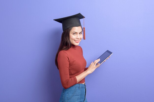 Portret młodej kobiety studentka z kasztana na fioletowo