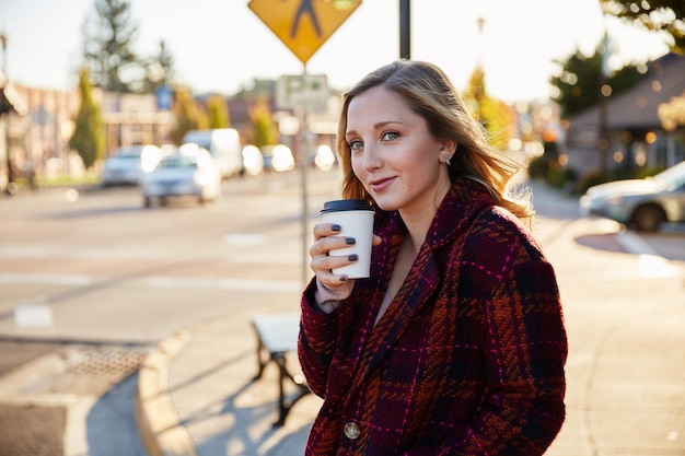 Portret młodej kobiety trzymającej drinka