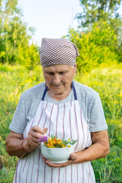 Zdjęcie portret młodej kobiety trzymającej jedzenie