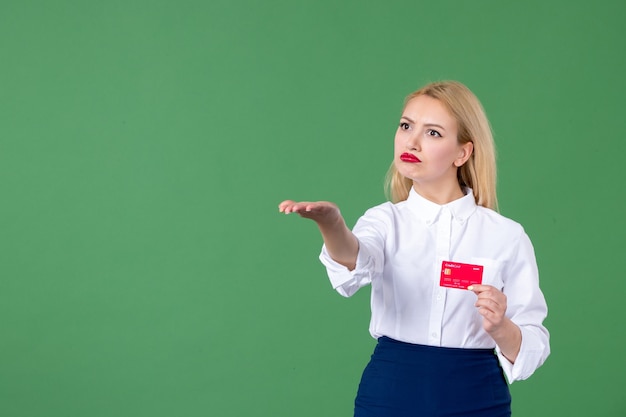 Portret Młodej Kobiety Trzymającej Kartę Kredytową I Wskazującej Zielone Pieniądze Nauczyciela Na ścianie W Szkole