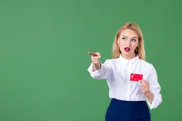 portret młodej kobiety trzymającej kartę kredytową w zielonej ścianie nauczyciel pieniądze szkoły banki