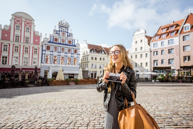 Portret młodej kobiety turysty stojącej na starym rynku w Szczecinie w Polsce