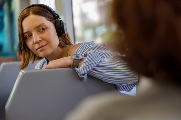 Zdjęcie portret młodej kobiety używającej laptopa w domu