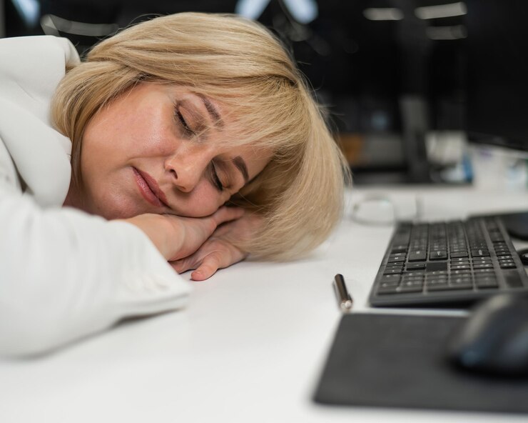 Zdjęcie portret młodej kobiety używającej laptopa w domu