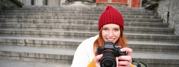 Zdjęcie portret młodej kobiety używającej telefonu komórkowego