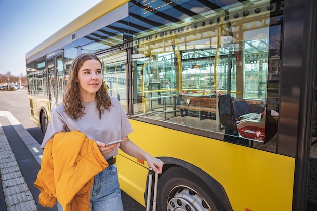 Zdjęcie portret młodej kobiety w autobusie