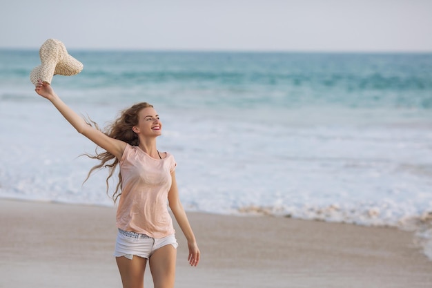 Portret Młodej Kobiety W Białym Bikini Na Tropikalnej Plaży Patrząc Na Kamery Piękna Latynoska Dziewczyna W Strojach Kąpielowych Z Miejsca Na Kopię