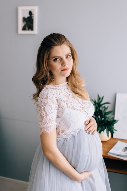 Portret młodej kobiety w ciąży