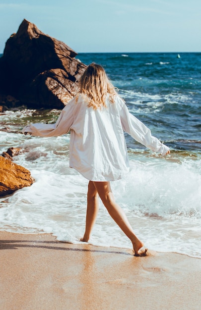 Portret Młodej Kobiety W Dzień Na Plaży