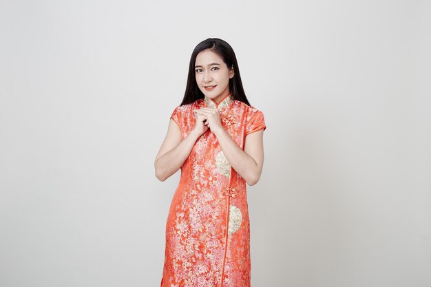 Portret młodej kobiety w kimono stojącej na białym tle