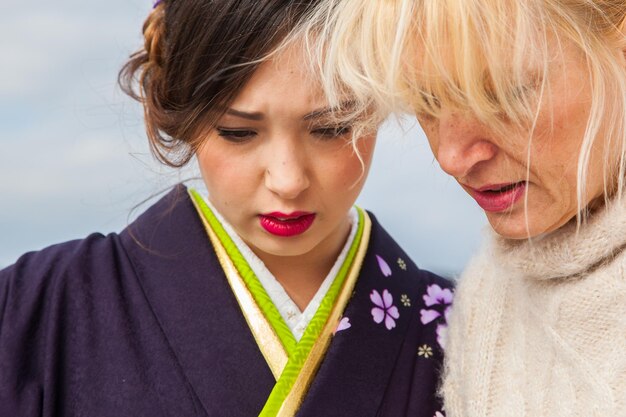 Zdjęcie portret młodej kobiety w kimono