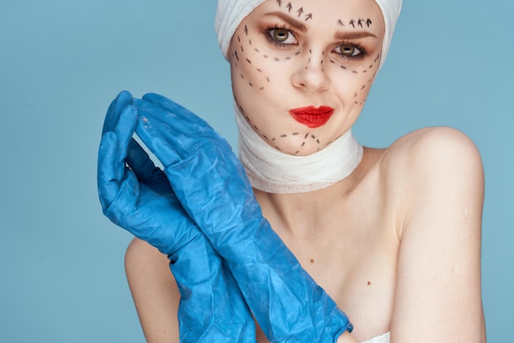 Zdjęcie portret młodej kobiety w masce na niebieskim tle