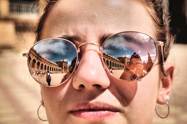 Zdjęcie portret młodej kobiety w okularach przeciwsłonecznych