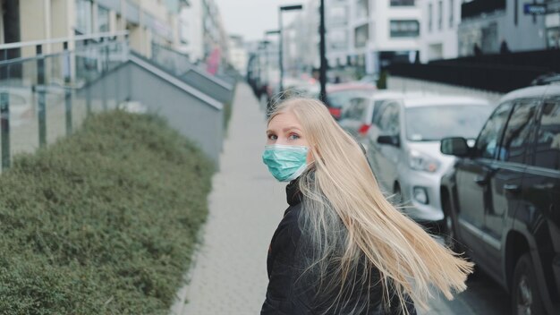 Zdjęcie portret młodej kobiety w samochodzie