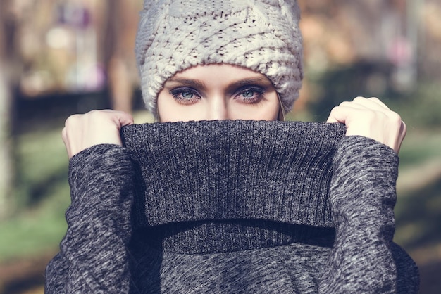 Zdjęcie portret młodej kobiety w turtleneck