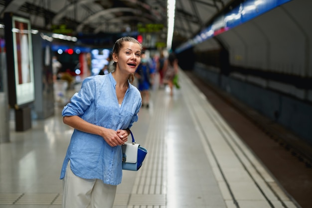 Portret młodej kobiety wewnątrz metra metra.