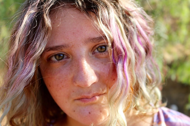Zdjęcie portret młodej kobiety z farbowanymi włosami w słoneczny dzień
