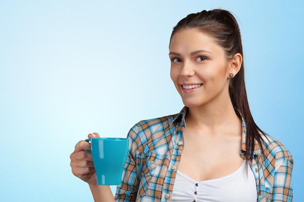 Portret młodej kobiety z filiżanką herbaty lub kawy