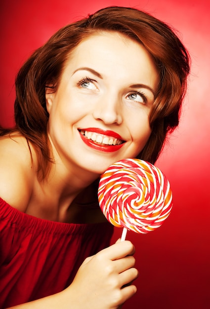 Portret młodej kobiety z Lollipop na czerwono