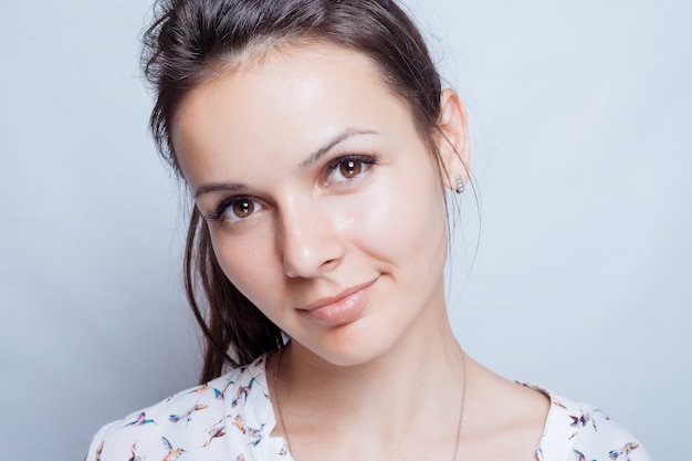 Portret młodej kobiety z naturalnym makijażem