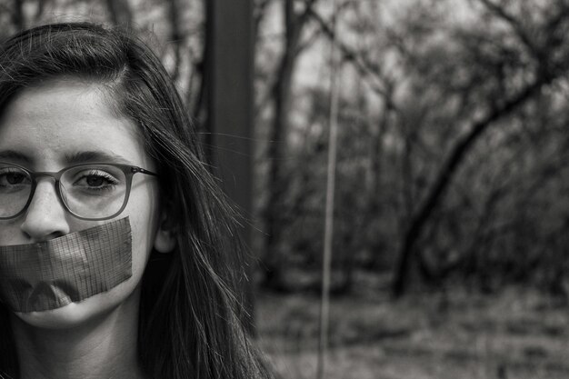 Zdjęcie portret młodej kobiety zakrywającej twarz