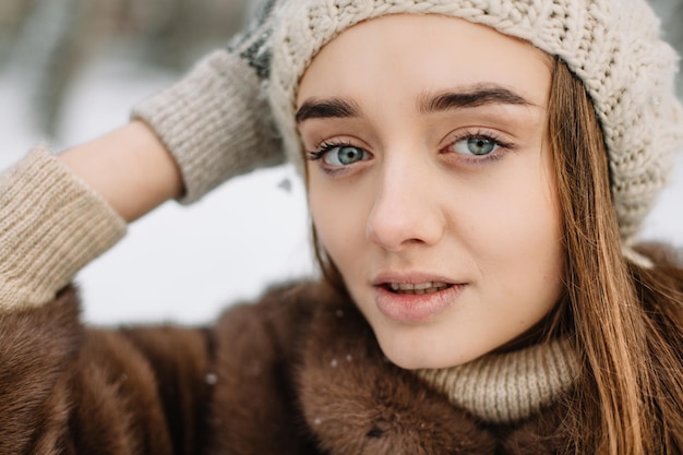 Zdjęcie portret młodej kobiety zima płytkie dof