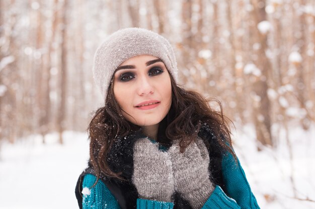 Portret młodej ładnej kobiety spaceru w zimie snowy park w słoneczny dzień