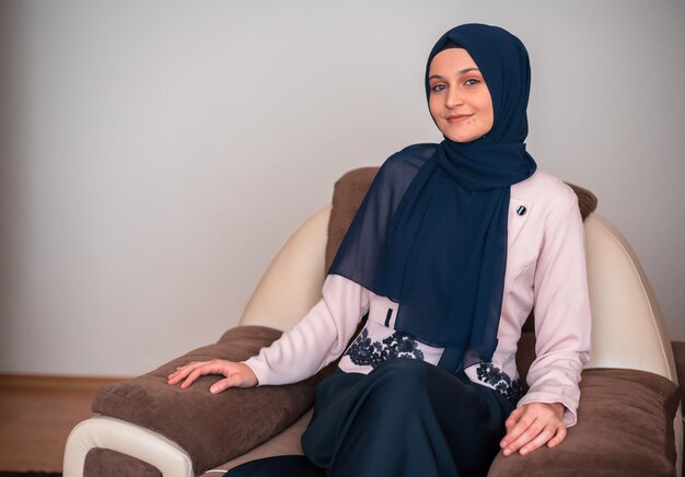 Portret młodej muzułmańskiej kobiety w domu
