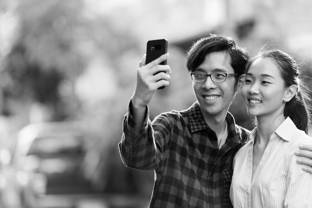 Portret młodej pary azjatyckich na ulicach na zewnątrz w czerni i bieli