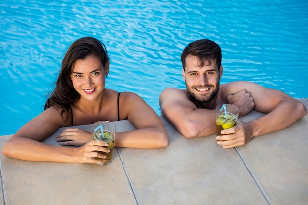 Portret młodej pary romantyczny relaks w basenie
