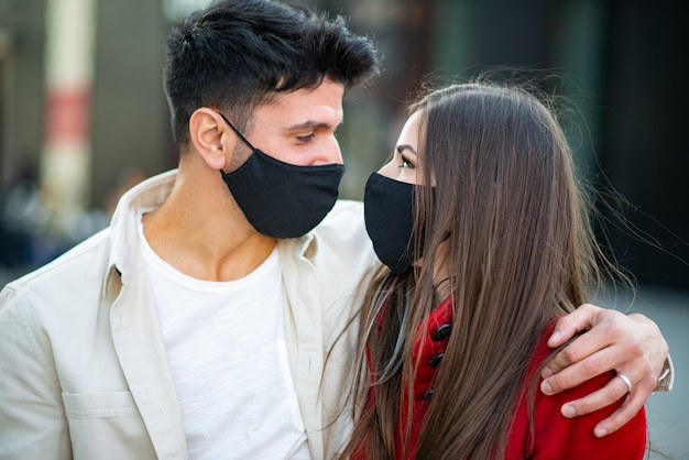 Portret młodej pary w maskach, koncepcji covid i koronawirusa