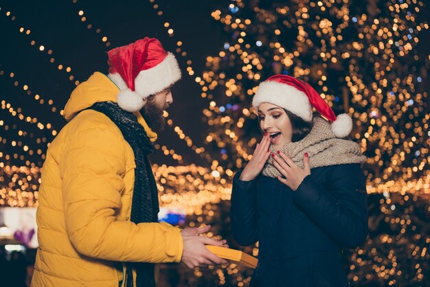 Portret młodej pary w mieście na święta Bożego Narodzenia