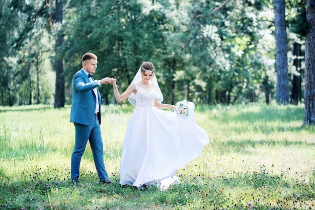 Portret Młodej Pary Z Bukietem Kwiatów W Parku