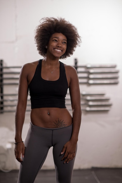 portret młodej pięknej Afroamerykanki w strojach sportowych po treningu na siłowni