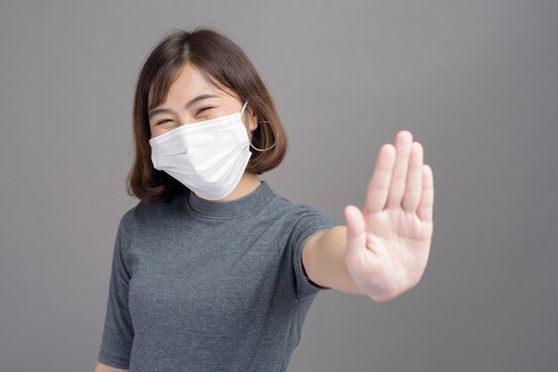 Portret młodej pięknej Azjatki w masce chirurgicznej, pandemii covid19 i zanieczyszczenia powietrza