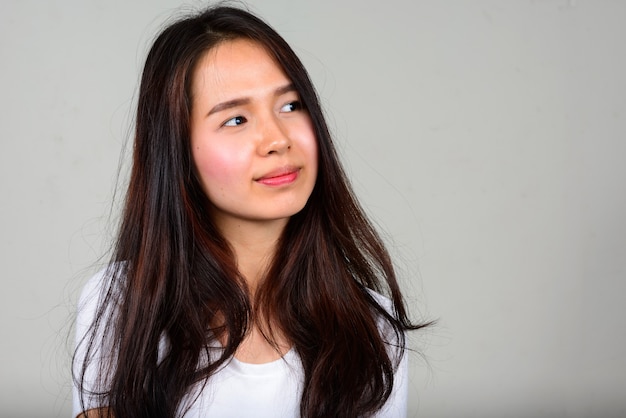Portret młodej pięknej azjatyckiej nastolatki
