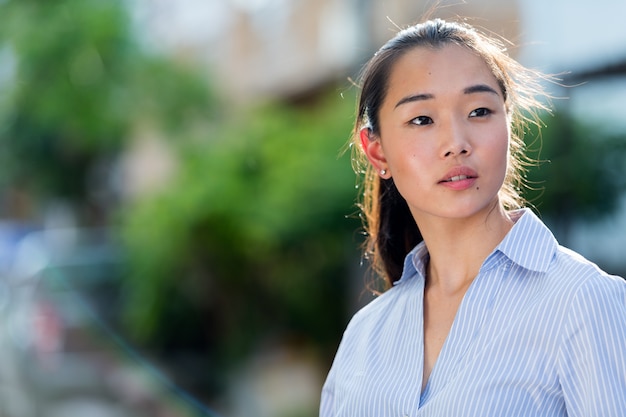 Portret młodej pięknej bizneswoman azjatyckiego na ulicach na zewnątrz
