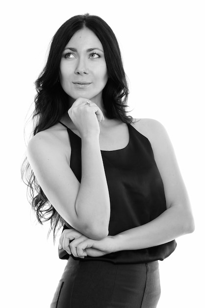 Portret młodej pięknej bizneswoman na białym tle w czerni i bieli