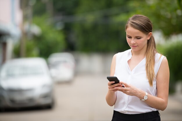 Portret Młodej Pięknej Blond Bizneswoman Na Ulicy Na Zewnątrz