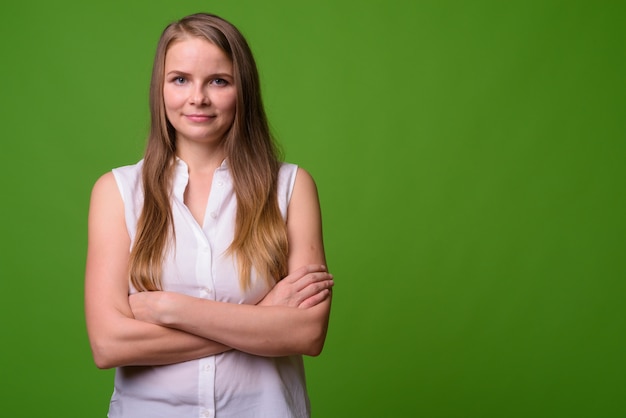 Portret młodej pięknej blond bizneswoman na zielono