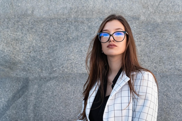 Portret młodej pięknej brunetki w okularach Biznesowa dama