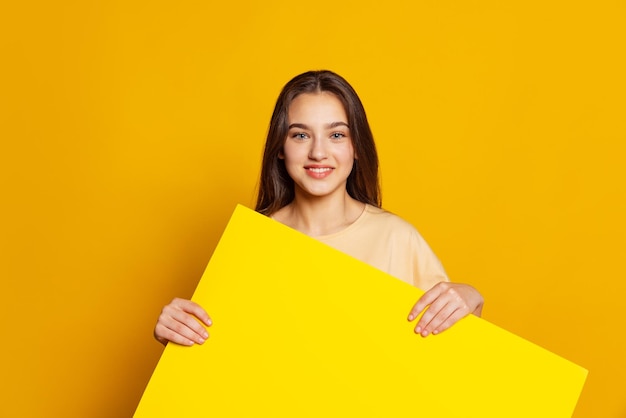 Portret Młodej Pięknej Dziewczyny Pozuje Na Białym Tle Na żółtym Tle Studio