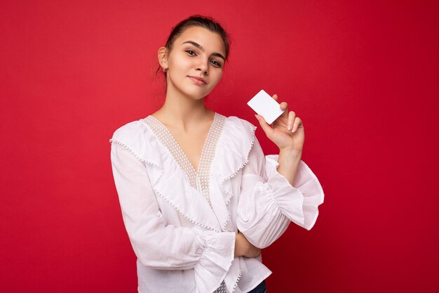 Portret młodej pięknej kobiety posiadania karty kredytowej