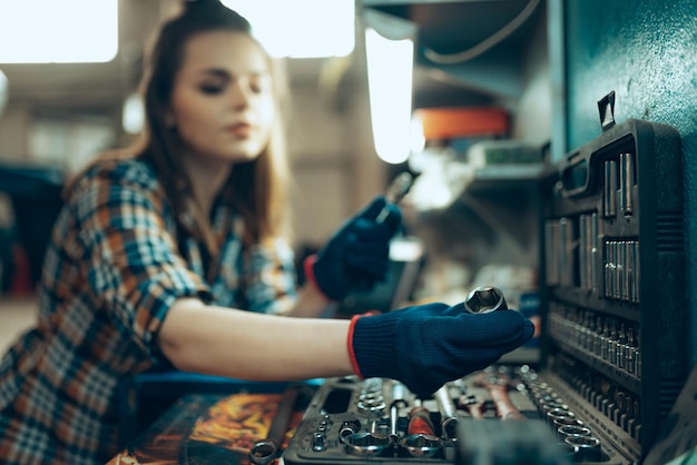 Portret Młodej Pięknej Kobiety Pracującej Jako Mechanik Samochodowy W Salonie Samochodowym Przy Użyciu Profesjonalnych Narzędzi