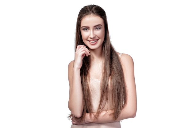 portret młodej pięknej kobiety szczęśliwy z długimi włosami na białym tle.